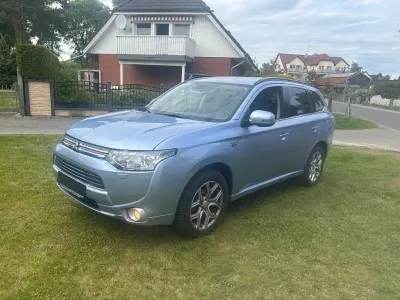 Używany Mitsubishi Outlander P-HEV Instyle 203 KM (149 kW) 2014 Niebieski SUV