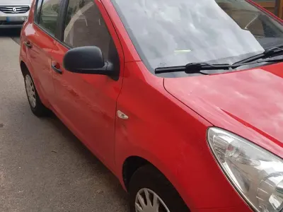 Gebraucht Hyundai i20 77 PS (56 kW) 2010 Rot Kleinwagen