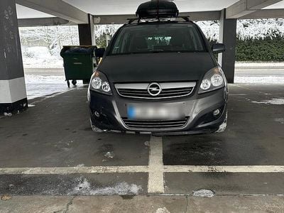 Grau Gebraucht 2014 Opel Zafira Van / Kleinbus | 7.700 €