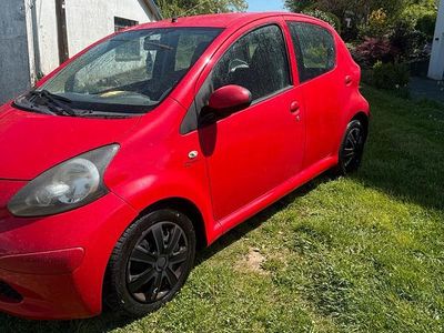 Second-hand Toyota Aygo 68 CP (50 kW) 2006 Roșu Hatchback
