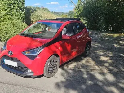Gebraucht Toyota Aygo x-sky 72 PS (52 kW) 2021 Rot Kleinwagen
