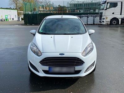 Gebraucht Ford Fiesta 101 PS (74 kW) 2013 Weiß Kleinwagen