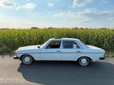 Gebraucht Mercedes 240 72 PS (52 kW) 1977 Limousine