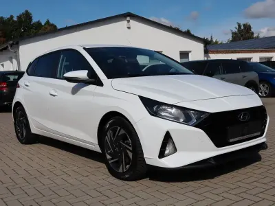 Gebraucht Hyundai i20 101 PS (74 kW) 2022 Weiß Limousine