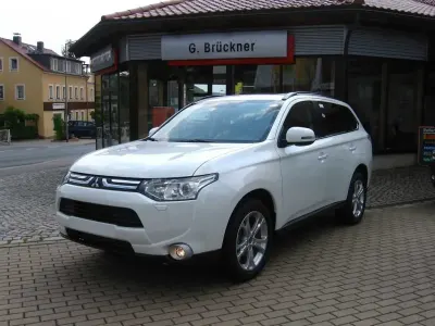 Gebraucht Mitsubishi Outlander Classic Collection Plus 150 PS (110 kW) 2015 Weiß SUV
