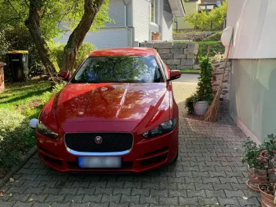 Gebraucht Jaguar XE Prestige 180 PS (132 kW) 2015 Rot Limousine
