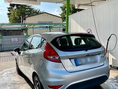 Grau Gebraucht 2012 Ford Fiesta Kleinwagen | 2.600 € (Fairer Preis)