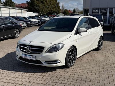 Gebraucht Mercedes B200 Night 136 PS (100 kW) 2012 Calcitweiss  unilack Van / Kleinbus