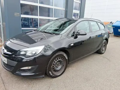 Używany Opel Astra Edition 95 KM (69 kW) 2014 Czarny Kombi