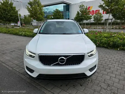 Gebraucht Volvo XC40 Momentum 129 PS (94 kW) 2021 Weiß SUV