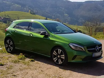 Gebraucht Mercedes A180 Urban 122 PS (89 kW) 2015 Grün Limousine