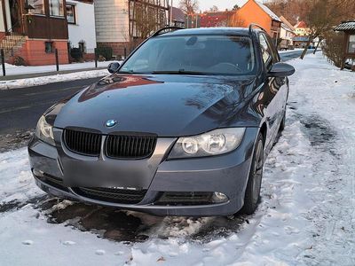 Grau Gebraucht 2007 BMW 320 Kombi | 3.750 €