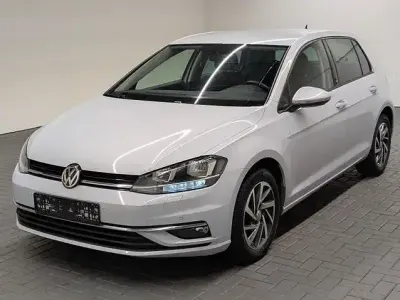 Używany VW Golf VII Sound 110 KM (80 kW) 2018 Biały Sedan/Limuzyna