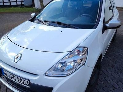 Gebraucht Renault Clio III Collection 75 PS (55 kW) 2014 Weiß Kleinwagen