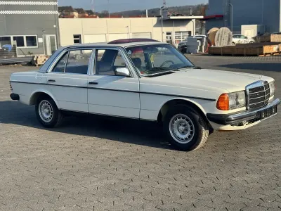 Używany Mercedes E230 136 KM (100 kW) 1982 Biały Sedan/Limuzyna