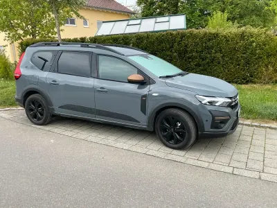 Używany Dacia Jogger Extreme 101 KM (74 kW) 2025 Szary Minivan