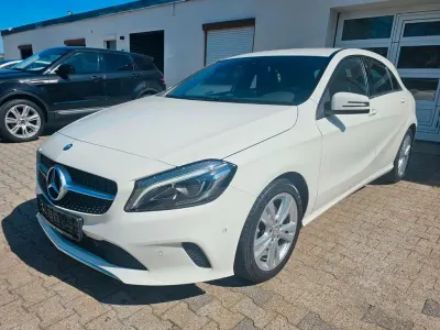 Gebraucht Mercedes A180 Urban 122 PS (89 kW) 2016 Weiß Kleinwagen