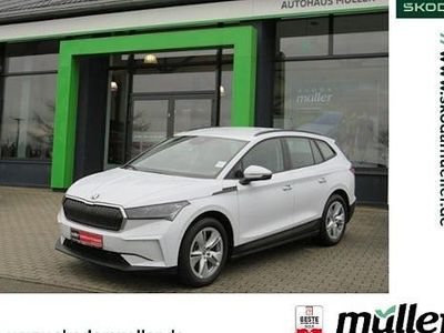 Weiß (moonweiss metallic) Gebraucht 2022 Skoda Enyaq iV Loft SUV | 28.390 € (Fairer Preis)