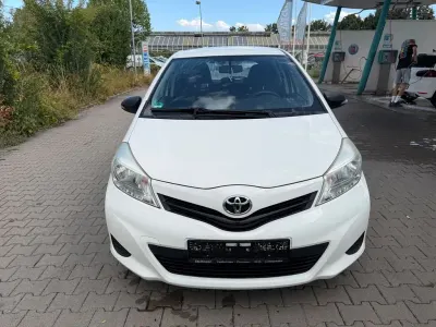 Gebraucht Toyota Yaris Basis 69 PS (50 kW) 2013 Weiß Kleinwagen