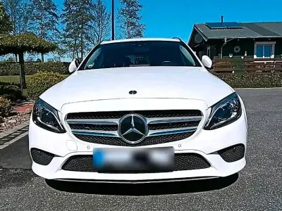 Używany Mercedes C300e 306 KM (225 kW) 2020 Biały Kombi
