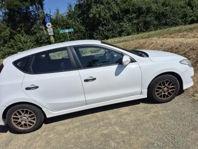 Gebraucht Hyundai i30 90 PS (66 kW) 2011 Weiß Kleinwagen
