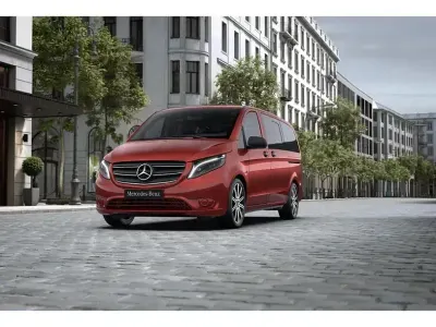 Gebraucht Mercedes Vito 190 PS (139 kW) 2023 Hyazinthrot (metallic) Van