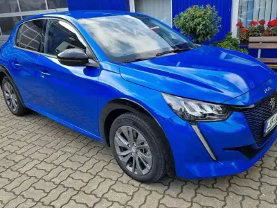 Gebraucht Peugeot e-208 Allure 100 kW (136 PS) 2023 Blau/typ aussenverkleidung metallic drei (metallic) Kleinwagen