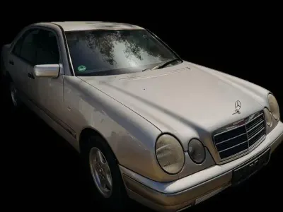 Używany Mercedes E230 Elegance 150 KM (110 kW) 1996 Srebrny Sedan/Limuzyna