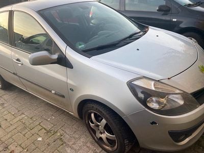 Silber Gebraucht 2007 Renault Clio III Kleinwagen | 1.500 € (Etwas zu teuer)