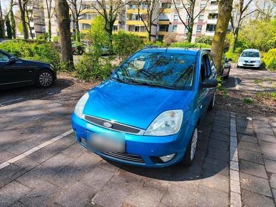 Second-hand Ford Fiesta 101 CP (74 kW) 2004 Albastru Hatchback