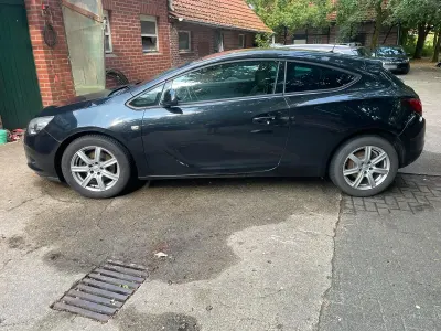 Gebraucht Opel Astra GTC Edition 120 PS (88 kW) 2011 Schwarz Limousine