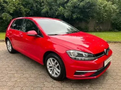 Gebraucht VW Golf VII Comfortline 86 PS (63 kW) 2017 Tornado red Limousine