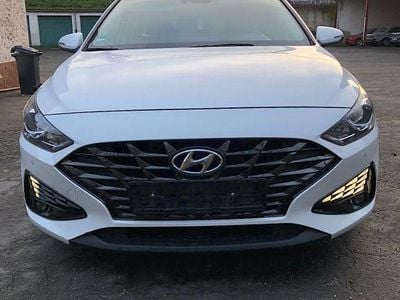 Weiß Gebraucht 2022 Hyundai i30 Trend Kombi | 8.747 €