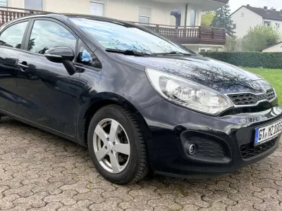 Używany Kia Rio FIFA World Cup Edition 90 KM (66 kW) 2013 Czarny Sedan/Limuzyna