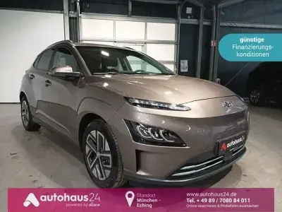 Gebraucht Hyundai Kona Trend 150 kW (204 PS) 2022 Silky bronze / met SUV