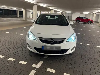 Gebraucht Opel Astra 125 PS (91 kW) 2010 Weiß Limousine