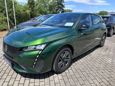 Gebraucht Peugeot 308 Active 131 PS (96 kW) 2024 Olivgrün metallic Kleinwagen