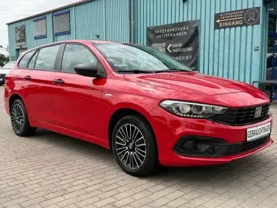 Gebraucht Fiat Tipo Life 179 PS (131 kW) 2024 Rot Limousine