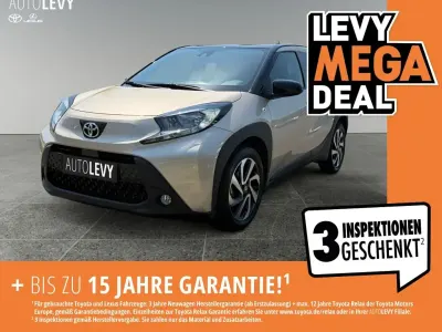 Używany Toyota Aygo Team 72 KM (52 kW) 2024 Beżowy Hatchback