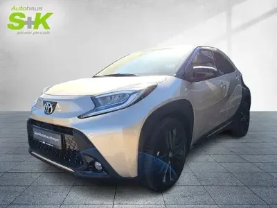 Gebraucht Toyota Aygo X Style 72 PS (52 kW) 2023 Ginger beige / night sky black (beige) SUV