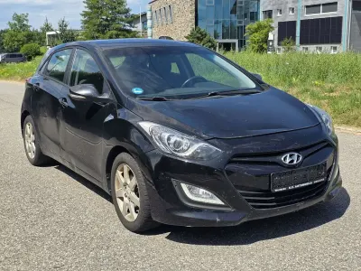 Gebraucht Hyundai i30 Trend 90 PS (66 kW) 2012 Phantom black / mic Kleinwagen