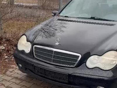 Second-hand Mercedes 220 143 CP (105 kW) 2003 Negru Berlinǎ