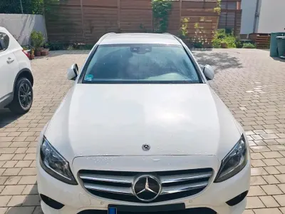 Używany Mercedes C300e 306 KM (225 kW) 2019 Biały Kombi
