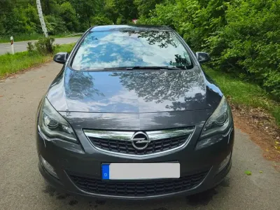 Gebraucht Opel Astra 140 PS (102 kW) 2012 Grau Limousine