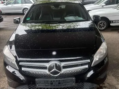 Gebraucht Mercedes A180 122 PS (89 kW) 2014 Kosmosschwarz  metalliclack Kleinwagen