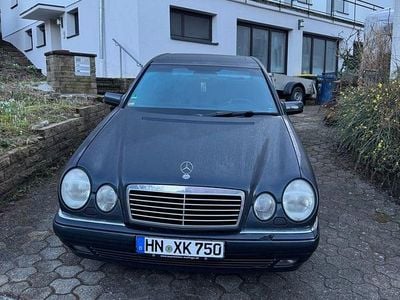 Second-hand Mercedes E320 Avantgarde 220 CP (161 kW) 1996 Negru Berlinǎ