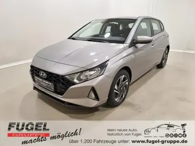 Gebraucht Hyundai i20 Trend 101 PS (74 kW) 2023 Brass / met Kleinwagen