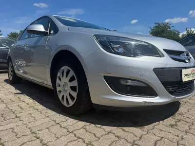 Gebraucht Opel Astra Edition 140 PS (102 kW) 2013 Silber Limousine