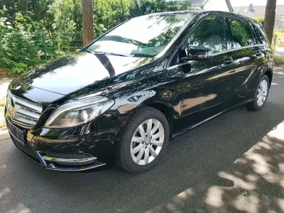 Gebraucht Mercedes B180 122 PS (89 kW) 2013 Schwarz Kleinwagen