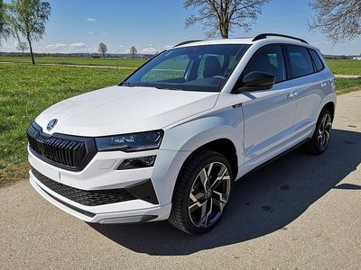 Moonwhite metallic Neu 2025 Skoda Karoq SportLine SUV | 42.075 € (Etwas zu teuer)
